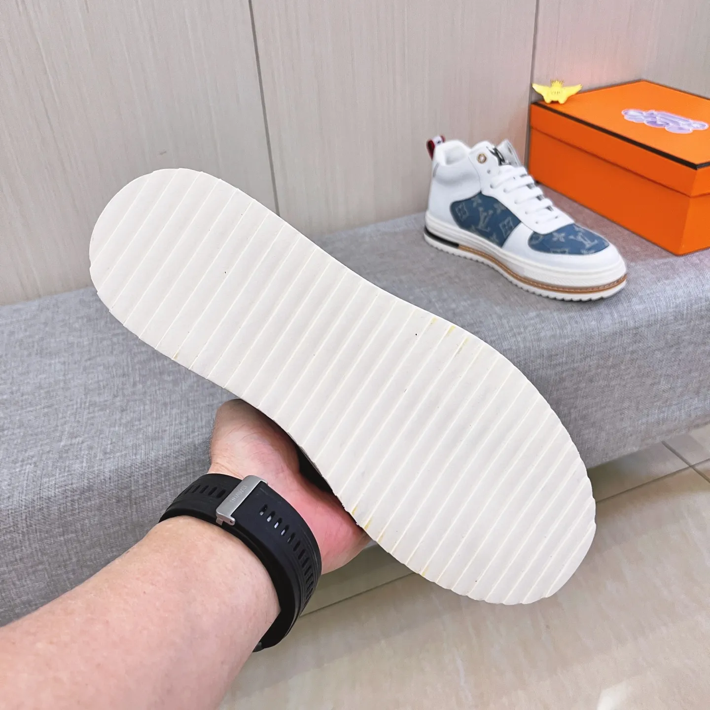🚘🚘Factory batch 440💰[LV]🔥Louis Vuitton, high-end men's shoe brand, official website 1:1 latest masterpiece: the upper is made of first-layer cowhide imported from Italy with a comfortable and breathable lining➕original non-slip and wear-resistant outsole🔥, making walking more convenient and comfortable! An exclusive new model, a stunning work, a beautiful 1:1 replica [color] compared to the official quality! Create a fashionable personality to set off your uniqueness! A must-have for trendy men! Classic 🔥Size: 38-44 Color: 🔥 2⃣️colors available🔥.